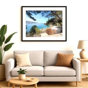 Mural de paisaje mediterráneo - Arte mural - Naturaleza y roca - Foto decorativa de playa zen - Póster de naturaleza - Flor costera. Relajante.