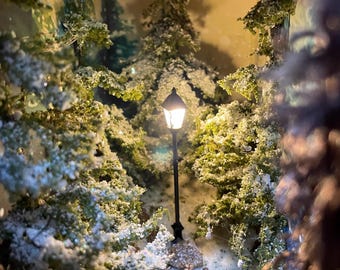 Narnia Wardrobe Book Nook: handgemaakte scène leeuw, heks en kleerkast, kant-en-klaar pakket