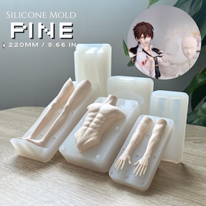 Peut inclure: Plusieurs moules en silicone blancs pour la création, représentant des parties du corps telles que des jambes, un torse et des bras avec des mains. Les moules sont étiquetés "SILICONE MOLD PINE" et mesurent 220 mm (8,66 pouces) de long. Une petite illustration d'un personnage est en arrière-plan.