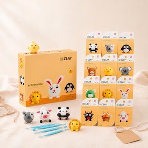Puede incluir: Un kit de arcilla de secado al aire Pet Paradise que incluye una caja naranja grande con ilustraciones de animales, doce paquetes individuales de arcilla, tres herramientas de modelado azules y cuatro figuras de animales.