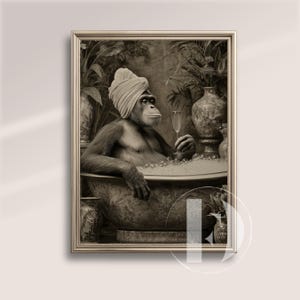 Peut inclure: Impression sépia d'un orang-outan dans une baignoire vintage remplie de bulles, portant une serviette et tenant une coupe de champagne. Le fond présente des vases décoratifs et du feuillage, créant une ambiance humoristique de spa.