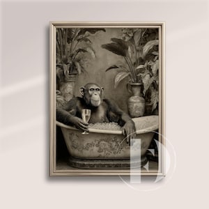 Peut inclure: Impression encadrée en sépia d'un chimpanzé se relaxant dans une baignoire à pieds remplie de glace, tenant un verre de vin. L'arrière-plan comprend des plantes en pot et un vase décoratif, créant une scène fantaisiste et élégante.