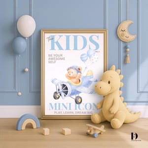 Mini Icon – Poster da parete per cameretta dei bambini con aeroplano e orso / Stampa di una rivista per bambini in blu tenue