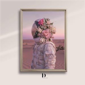Desert Bloomshift – Astronauta con casco floreale laterale
