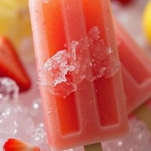 Erdbeer-Limonaden-Eis am Stiel Rezept | Gesunder Sommergenuss für Kinder und Erwachsene | Druckbare Gefrorenes Dessert PDF Download.