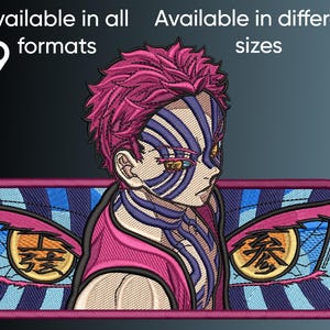 Könnte beinhalten: Gestickter Aufnäher mit einer Figur mit pinken Haaren und blauen und violetten Gesichtsmarkierungen. Der Aufnäher hat einen rechteckigen Rand mit gestreiftem Hintergrund und stilisierten Augen. Der Text oben lautet "Verfügbar in allen 9 Formaten" und "Verfügbar in verschiedenen Größen."