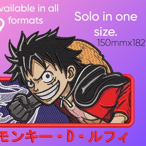 Puede incluir: Parche bordado con un personaje de anime sonriente, con cabello negro y una chaqueta roja. El parche es rectangular con borde rojo y texto japonés. Mide 150 mm x 182 mm.