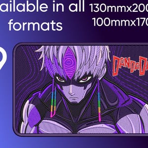 Può includere: Toppa ricamata raffigurante un personaggio anime viola con capelli bianchi e una maschera. Il personaggio ha un terzo occhio e dettagli arcobaleno. La toppa presenta la scritta "DANDADAN" in rosso ed è disponibile nei formati 130 mm x 200 mm e 100 mm x 170 mm.
