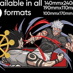 Può includere: Design ricamato con una scena di battaglia anime con due personaggi. Il testo recita "Available in all 9 formats" ed elenca le dimensioni: 140mmx240m, 190mmx110mm e 100mmx170mm. I personaggi sono in nero, bianco, rosso e oro.
