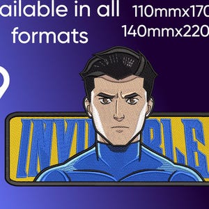 Puede incluir: Parche bordado con un personaje de dibujos animados de rostro severo con un traje azul. El nombre del personaje, "INVINCIBLE", se muestra en letras azules sobre un fondo amarillo. El parche está disponible en formatos de 11 cm x 17 cm y 14 cm x 22 cm.