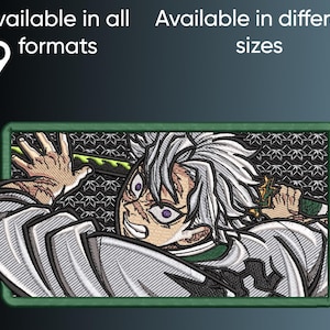 Puede incluir: Parche bordado con un personaje de anime de pelo blanco y ojos morados, empuñando una espada. El parche es rectangular con un borde verde e incluye texto japonés. El texto en la parte superior dice "Disponible en los 9 formatos" y "Disponible en diferentes tamaños."