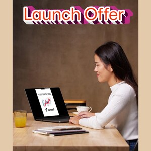 Könnte beinhalten: Eine Frau sitzt an einem Holztisch und arbeitet an einem Laptop. Der Laptop-Bildschirm zeigt eine Grafik "Vision Book Journal". Ein Glas Orangensaft und eine Tasse Kaffee stehen ebenfalls auf dem Tisch. Die Worte "Launch Offer" werden über der Frau angezeigt.