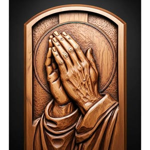 Puede incluir: Talla en relieve de madera de manos juntas en oración. Las manos, con venas y arrugas detalladas, se colocan contra un halo circular y enmarcadas por un arco de madera. La talla es en tonos marrones, lo que sugiere un acabado de madera natural.