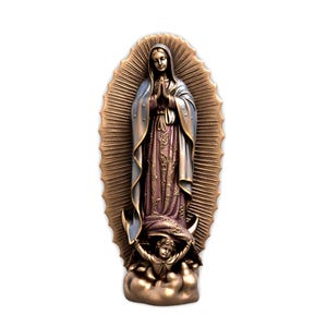 Puede incluir: Estatua en tonos bronce de la Virgen María, con las manos juntas en oración, con un halo de rayos dorados. La estatua presenta una figura de un ángel en la base y está sobre un fondo blanco. La Virgen María lleva una túnica morada y azul.