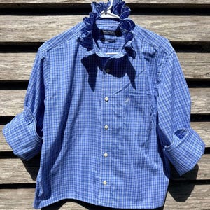 Återvunnen herrskjorta med volangkrage | Vintageinspirerad skjorta med knappar | Hållbart mode | Unik, omdesignad skjorta
