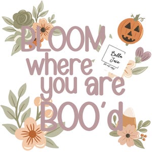 Puede incluir: Un diseño caprichoso con las palabras "BLOOM where you are BOO'd" en letras malva, rodeado de ilustraciones florales y de calabazas. También hay una pequeña tarjeta con el texto "Bella Jace".
