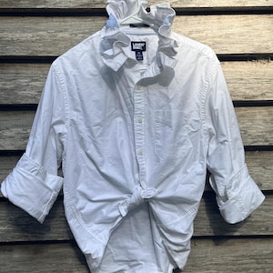 Camisa de hombre reciclada con cuello de volantes / Camisa abotonada de inspiración vintage / Moda sostenible / Camisa reciclada única