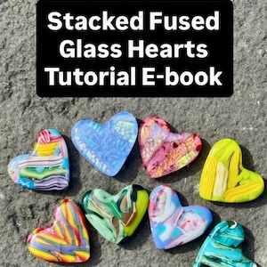 Pode incluir: Uma coleção de corações de vidro fundido coloridos, incluindo azul, rosa, verde e amarelo. Os corações são empilhados e têm padrões únicos. A imagem também inclui o texto "Stacked Fused Glass Hearts Tutorial E-book".