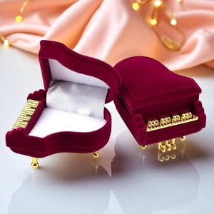 ベルベットピアノリングボックス：エレガントな婚約・結婚記念品