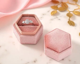 Caja de terciopelo para anillos: un elegante recuerdo para la propuesta de matrimonio y el compromiso.