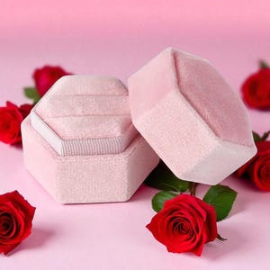 ベルベットリングボックス：六角形の結婚指輪・婚約指輪ホルダー