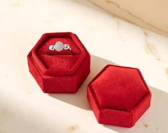 Caja de terciopelo para anillos: un elegante recuerdo para la propuesta de matrimonio y el compromiso.