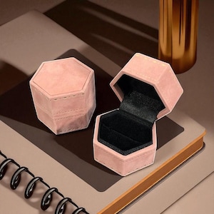 Boîte à bagues hexagonale en velours : élégant souvenir de fiançailles de mariage