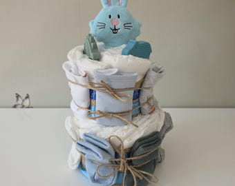 Luiertaart jongen – 2 laags kraamcadeau met luiers, knuffel konijn, bijtringen, sokjes & slabbetjes – babyshower gift newborn boy
