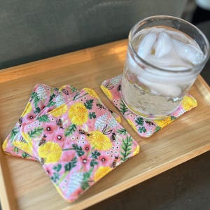 Posavasos reversibles de tela para bebidas, Mug Run, juego de 4, listos para enviar - Diseño floral/veraniego