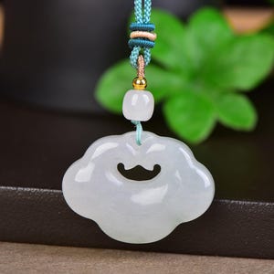 Op de afbeelding: Een witte keramische mok met een zwarte handgreep en de tekst "But First, Coffee" in een vetgedrukte, zwarte letter. De mok staat tegen een vage achtergrond. De mok is ongeveer 10 cm hoog.