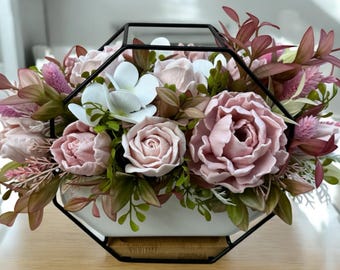 Arreglo floral de jabón en tonos rosados: un elegante regalo decorativo