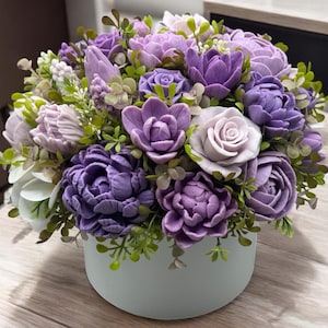 Ramo de flores de jabón moradas: regalo floral perfumado en jarrón de cartón