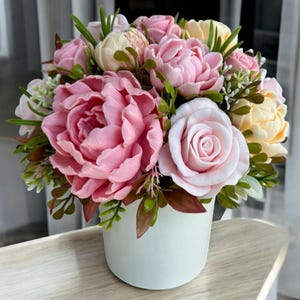 Ramo de flores de jabón: regalo decorativo perfumado con jarrón de cartón