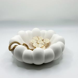 decorative tray | bowl | interior decoration | flower shape | empty pocket | handmade