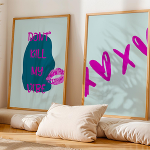Set di decorazioni da parete "Don't Kill My Vibe XOXO", download digitale rosa, decorazioni estetiche alla moda per la camera da letto, stampa per la camera da letto di una ragazza adolescente, duo di decorazioni da parete stampabili
