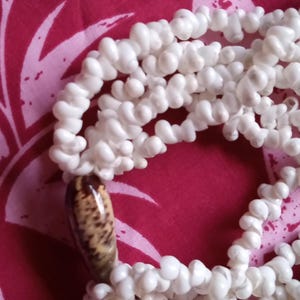 Le ALOHA !   Sechs lange Stränge aus echten Muscheln, akzentuiert durch eine ungewöhnliche Muschel!