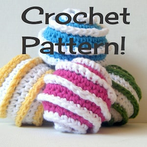 Op de afbeelding: Een verzameling kleurrijke gehaakte ballen in blauw, geel, roze, wit en groen. De ballen zijn op elkaar gestapeld en hebben een gestreept patroon. De tekst "Crochet Pattern!" staat boven de ballen.