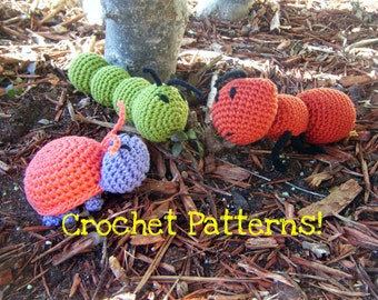 Op de afbeelding: Gehaakte knuffels, waaronder een groene rups, een rood-paarse lieveheersbeestje en een rode mier. De bijschrift luidt "Crochet Patterns!"