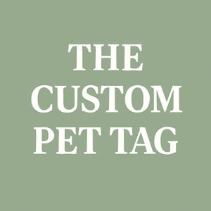 Pode incluir: Texto branco « The Custom Pet Tag » centrado em um fundo verde sálvia. O texto está em negrito, com uma fonte serifada, sugerindo um produto personalizado para animais de estimação. O design geral é simples e limpo.