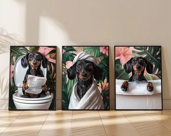 Puede incluir: Tres impresiones artísticas enmarcadas que representan perros salchicha en poses divertidas. Uno está en un inodoro leyendo un periódico, otro está envuelto en una toalla y el tercero está en una bañera. Cada impresión tiene un marco negro y un fondo floral.