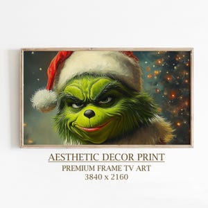 Puede incluir: Impresión enmarcada que presenta un personaje verde similar al Grinch, con un gorro de Papá Noel y una sonrisa traviesa. El fondo es borroso con luces festivas. El texto "Aesthetic Decor Print" se muestra debajo de la imagen.