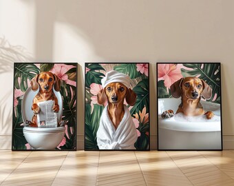 Puede incluir: Tres impresiones artísticas enmarcadas que representan perros salchicha en escenas de baño humorísticas. Un perro está en el inodoro leyendo un periódico, otro está con una bata y el tercero está en una bañera. Fondos florales tropicales.