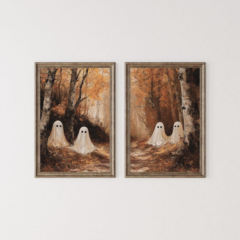Op de afbeelding: Twee ingelijste kunstdrukken. Elke print toont een bossc&egrave;ne met herfstkleuren. Drie witte spookfiguren met zwarte stipogen staan in elke print. De frames zijn bruin.