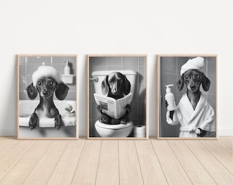 Puede incluir: Conjunto de tres láminas enmarcadas en blanco y negro con perros salchicha en escenas de baño humorísticas. Un perro está en una bañera con burbujas, otro en un inodoro leyendo un periódico y el tercero con una bata.