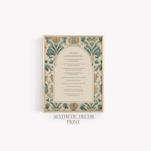 Puede incluir: Impresión enmarcada de los Diez Mandamientos con un borde floral adornado en tonos verdes, beige y marrón. El texto está centrado sobre un fondo crema, con "Aesthetic Decor Print" en la parte inferior.