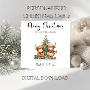 Puede incluir: Tarjeta de Navidad personalizada con el texto «Merry Christmas» y «To a very special couple». La tarjeta presenta una ilustración de acuarela de dos vacas de las Tierras Altas con un árbol de Navidad y regalos. Los nombres «Bridget & Mark» también están en la tarjeta. Descarga digital.