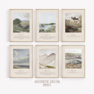 Peut inclure: Un ensemble de six impressions murales rectangulaires verticales dans des cadres dorés, chacune présentant une peinture de paysage avec un verset biblique spécifique imprimé en noir sous l'image, incluant des collines, de l'eau et des montagnes.
