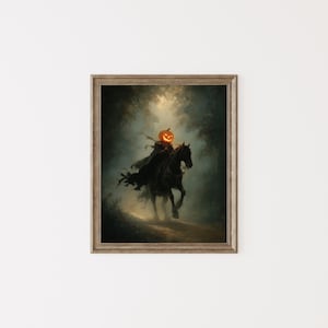 Puede incluir: Una impresión enmarcada representa al Jinete sin Cabeza montando un caballo negro a través de un bosque oscuro. El Jinete tiene una calabaza tallada como cabeza y lleva una capa negra fluida. La obra de arte tiene una estética vintage y espeluznante, perfecta para Halloween.