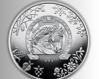 以下が含まれることがあります： 詳細なレリーフデザインの銀貨。中央の画像は馬の頭で、花柄や幾何学模様など、さまざまなシンボルが描かれた円形のフレームで囲まれています。コインは光沢のある反射面を持っています。