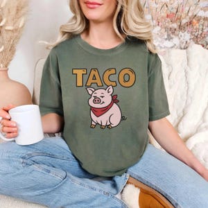 Diseño de bordado de cerdo "Taco Time": Cerdito divertido de dibujos animados con bandana. Archivo de bordado a máquina digital.